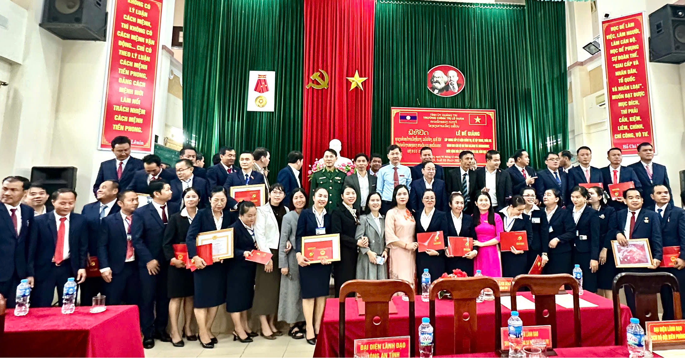 TRƯỜNG CAO ĐẲNG SƯ PHẠM QUẢNG TRỊ  TỔ CHỨC TỔNG KẾT VÀ TRAO CHỨNG NHẬN TIẾNG VIỆT CHO HỌC VIÊN LÀO