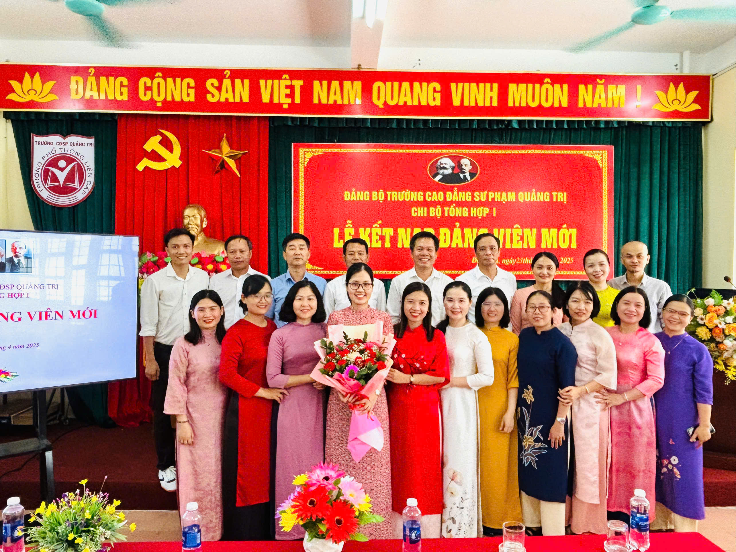 LỄ KẾT NẠP ĐẢNG VIÊN MỚI CỦA CHI BỘ TỔNG HỢP I – ĐẢNG BỘ TRƯỜNG CĐSP QUẢNG TRỊ