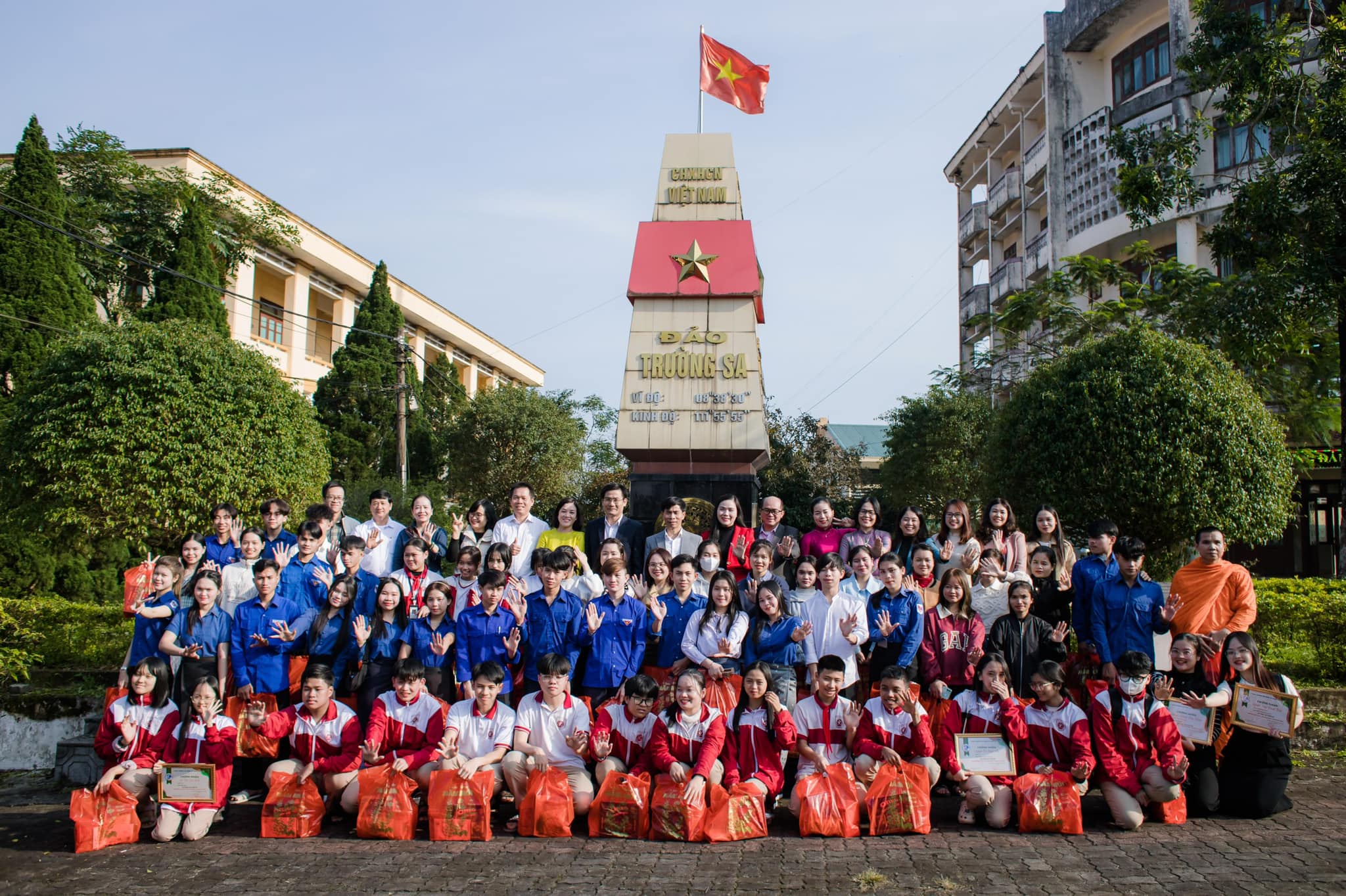 CHƯƠNG TRÌNH TRAO QUÀ TẾT CHO HỌC SINH, SINH VIÊN  VÀ LƯU HỌC SINH LÀO NHÂN DỊP TẾT ẤT TỴ 2025