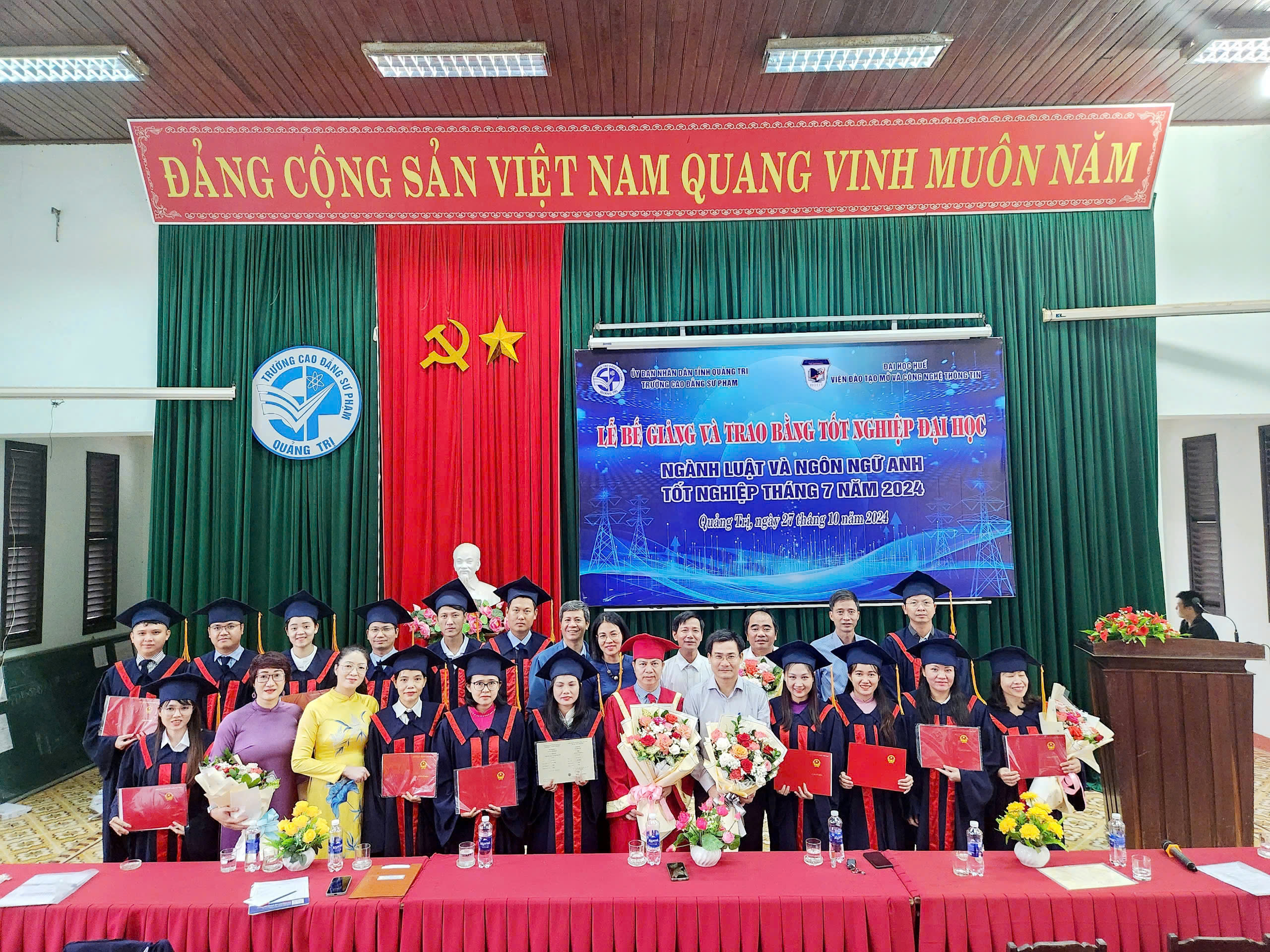 LỄ BẾ GIẢNG VÀ TRAO BẰNG TỐT NGHIỆP ĐẠI HỌC  CHUYÊN NGÀNH LUẬT VÀ NGÔN NGỮ ANH